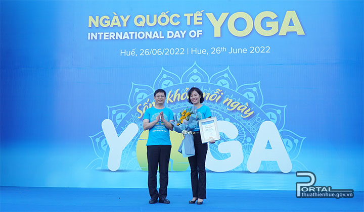 Phó Chủ tịch UBND tỉnh Nguyễn Thanh Bình trao kỷ niệm chương và tặng hoa cho Bảo Việt nhân thọ Việt Nam